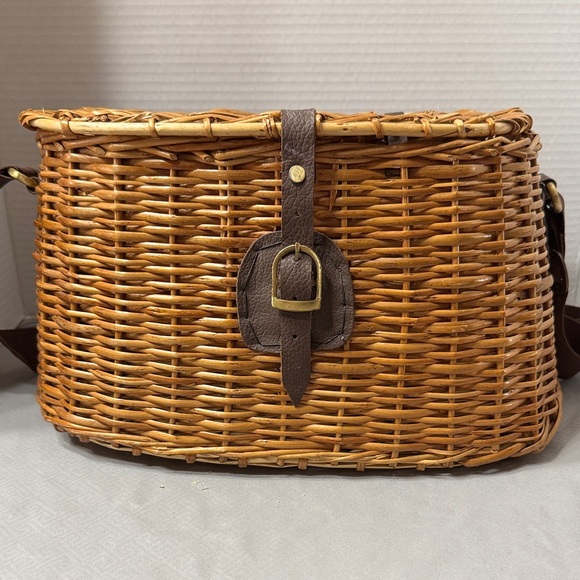 Vintage Style Woven Wicker Fishing Creel Basket Brown Leather Strap Closure